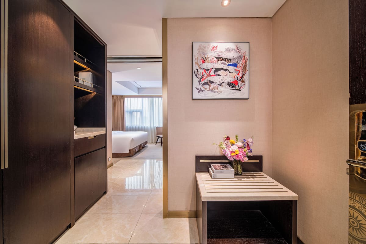 Business Single Room | Premium bedding, down comforters, minibar (free items), in-room safe