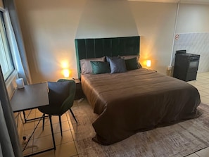 1 bedroom, desk, WiFi, bed sheets