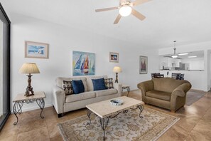 Leilighet, flere senger (Navarre Towers 1205) | Oppholdsområde | DVD-spiller