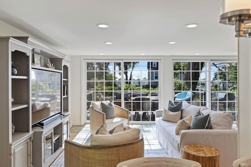 Charming 3-bedroom cottage short walk to Chalker Beach