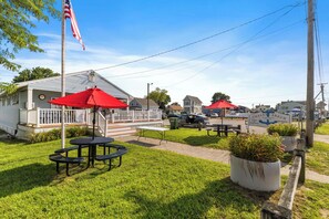 Outdoor dining - Charming 3-bedroom cottage short walk to Chalker Beach (Old Saybrook)