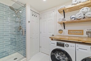 Shower, hair dryer, towels, soap - Charming 3-bedroom cottage short walk to Chalker Beach (Old Saybrook)