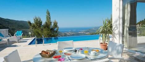 屋外ダイニングエリア