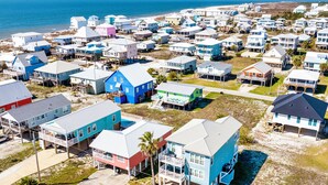 Zona residencial costera con casas que tienen balcones y vistas al agua.