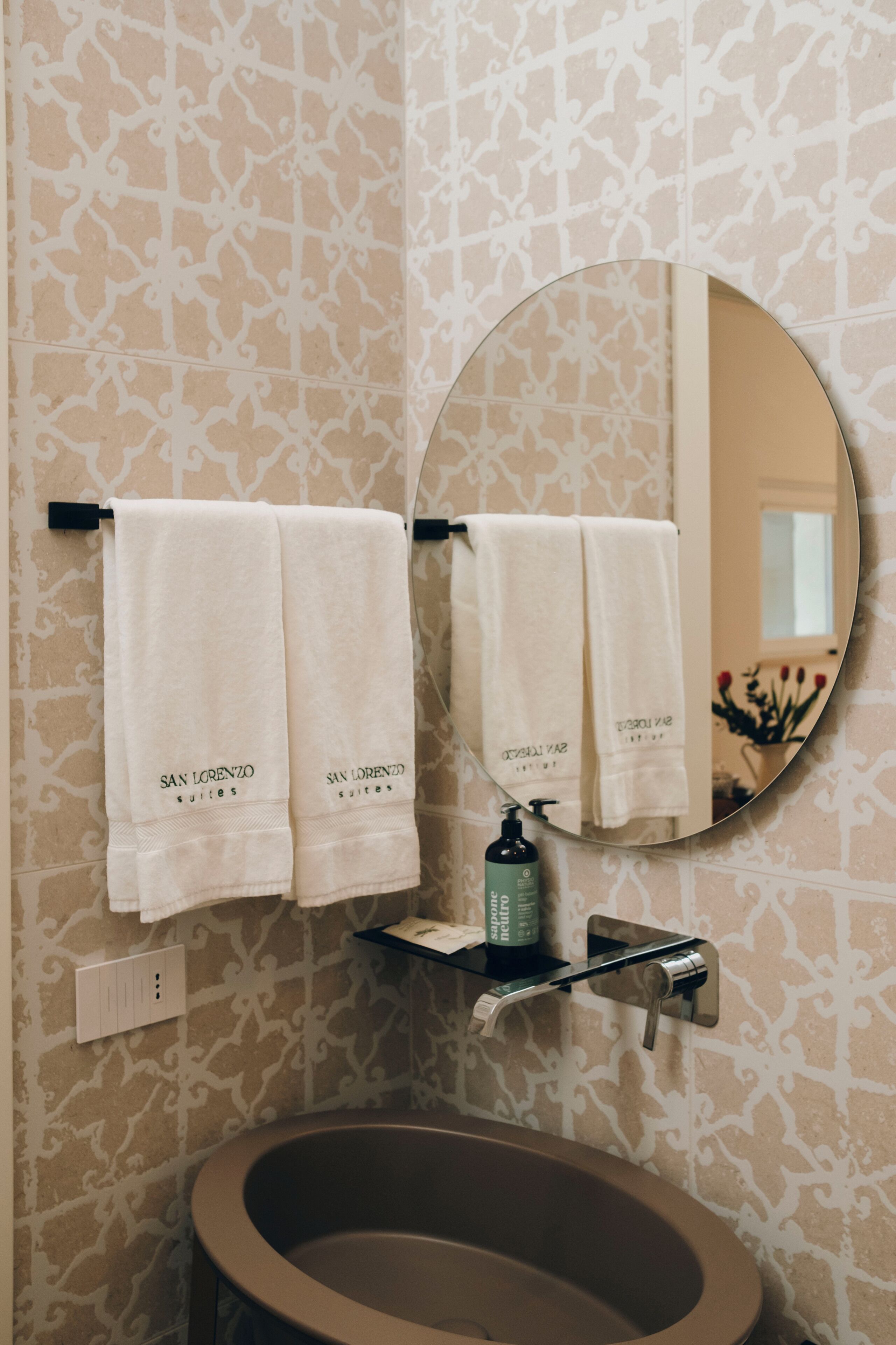 Kostenlose Toilettenartikel, Haartrockner, Hausschuhe, Handtücher