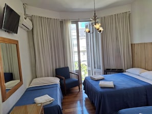 Quarto quádruplo superior, vista para a cidade | Cofres nos quartos, Wi-Fi de cortesia, roupa de cama