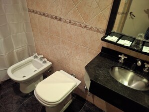 Toallas, jabón, shampoo, papel higiénico