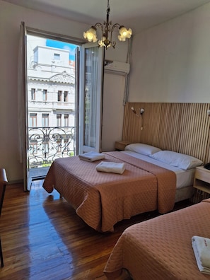 Quarto triplo superior, vista para a cidade | Cofres nos quartos, Wi-Fi de cortesia, roupa de cama