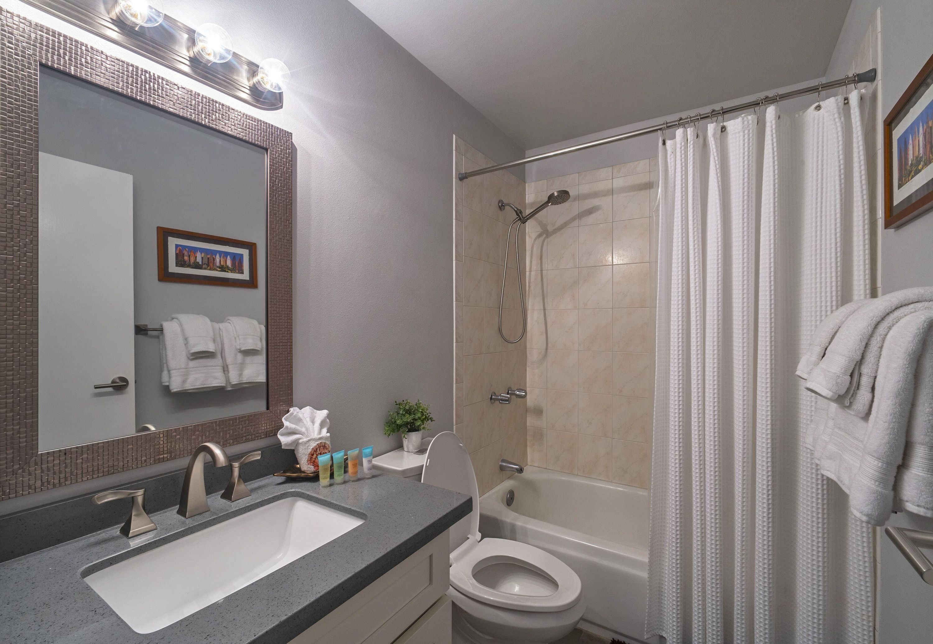Ein Badezimmer mit Waschbecken, Toilette und Dusche.
