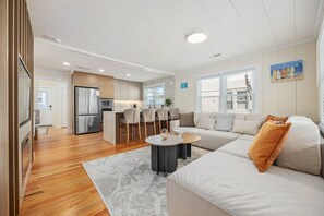 7 bedrooms, desk, Internet - Elvi s Beachside Trio (North Myrtle Beach)