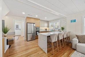 7 bedrooms, desk, Internet - Elvi s Beachside Trio (North Myrtle Beach)