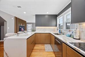 3 bedrooms, desk, Internet - Elvi s Beach House Unit A (North Myrtle Beach)