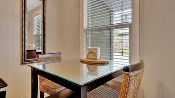 House | 1 bedroom, desk, Internet