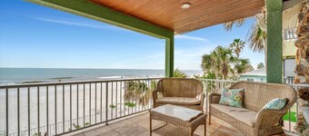 Stones Throw Beachfront Premier Suite 4 Views