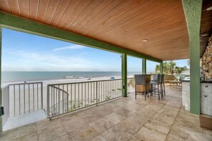 Exterior - Stones Throw Beachfront Premier Suite 4 Views (Indian Rocks Beach)