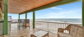 Stones Throw Beachfront Premier Suite 4 Views
