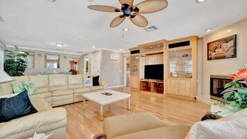 House | 2 bedrooms, desk