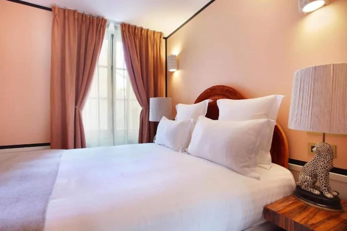 Family Apartment | Desk, WiFi (free), bed sheets