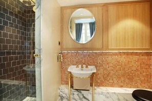 Superior Apartment | Bathroom | Shower, hair dryer, towels, soap - Makom Ferdinand Duval (Paris)