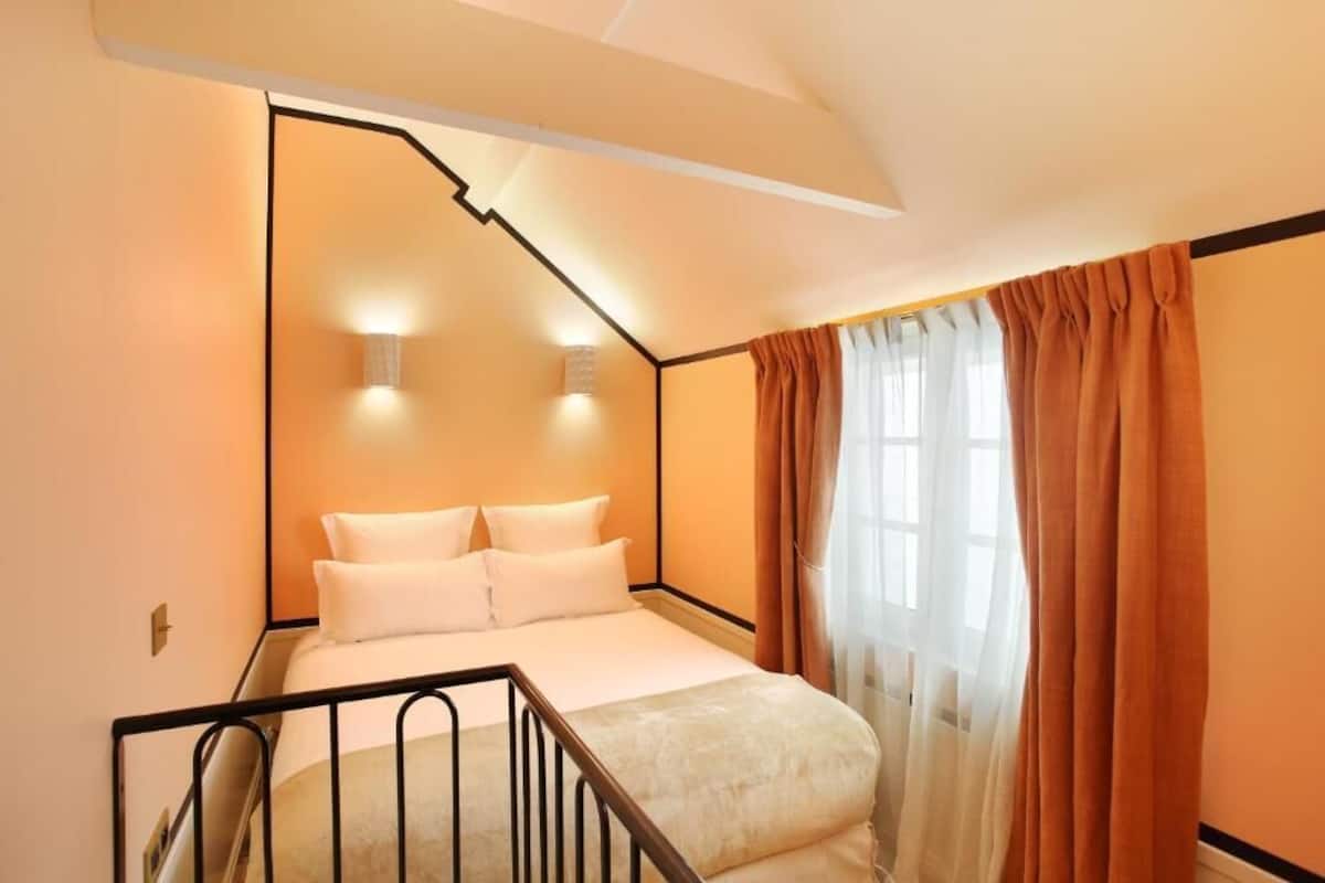 Standard Room, 1 Large Twin Bed | Desk, WiFi (free), bed sheets