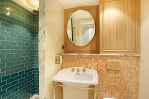 Familienapartment | Badezimmer | Dusche, Haartrockner, Handtücher, Seife