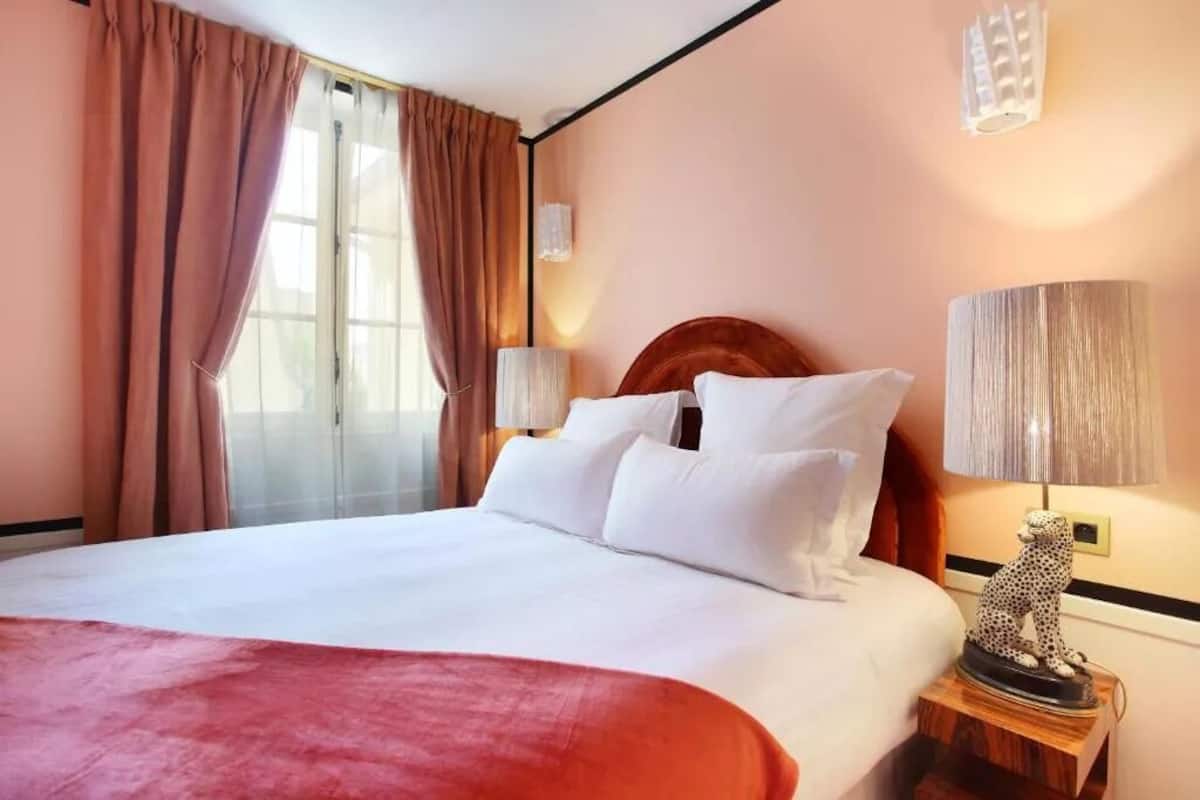 Deluxe Apartment | Desk, WiFi (free), bed sheets