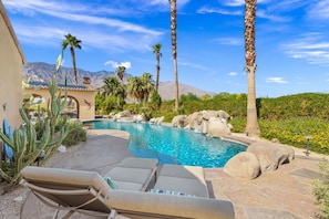 A pool area with lounge chairs, palm trees, and a mountain backdrop. - Casa de Bella in Palm Springs (Palm Springs)