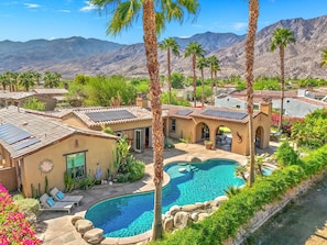 A resort with multiple buildings, a swimming pool, and palm trees. - Casa de Bella in Palm Springs (Palm Springs)