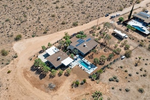 6 bedrooms - Sunset Grove Two Beautiful Homes w Private Pool (Yucca Valley)