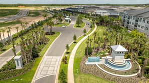 Ein Resort mit einer zentralen Zufahrtsstraße, Palmen und einem Schild für 'Windsor Cay Resort'.