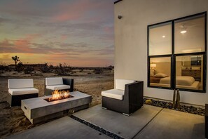House | 3 bedrooms - Private Pool Hot Tub Firepit Modern Oasis Cobalt Road by Avantstay (Joshua Tree)