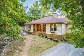 House | 4 bedrooms - Unparalleled Views Deck w Hottub Game Room Pool Table Panorama by Avantstay (Sevierville)