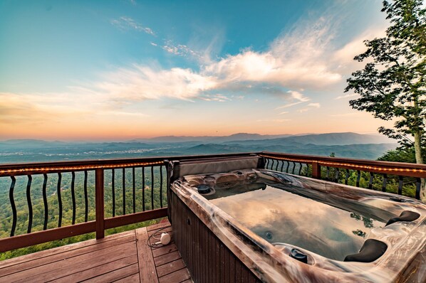 House | 4 bedrooms - Unparalleled Views Deck w Hottub Game Room Pool Table Panorama by Avantstay (Sevierville)