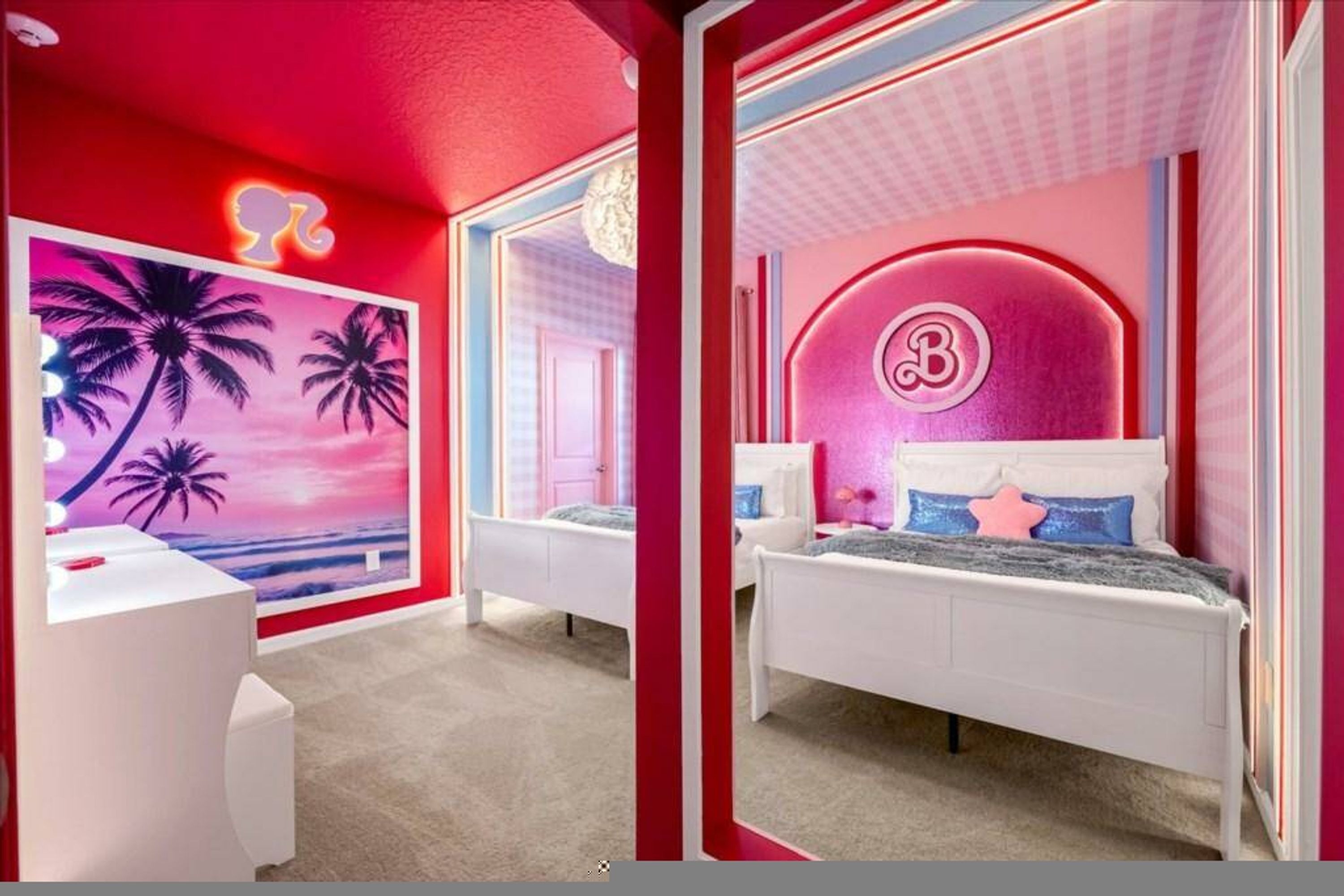 Una habitación colorida con una cama, un escritorio y un mural de palmera en la pared.