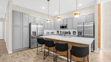 House | 12 bilik tidur