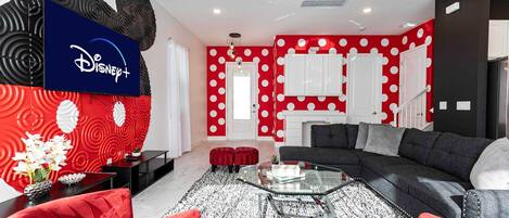 House | 5 bedrooms, desk, Internet