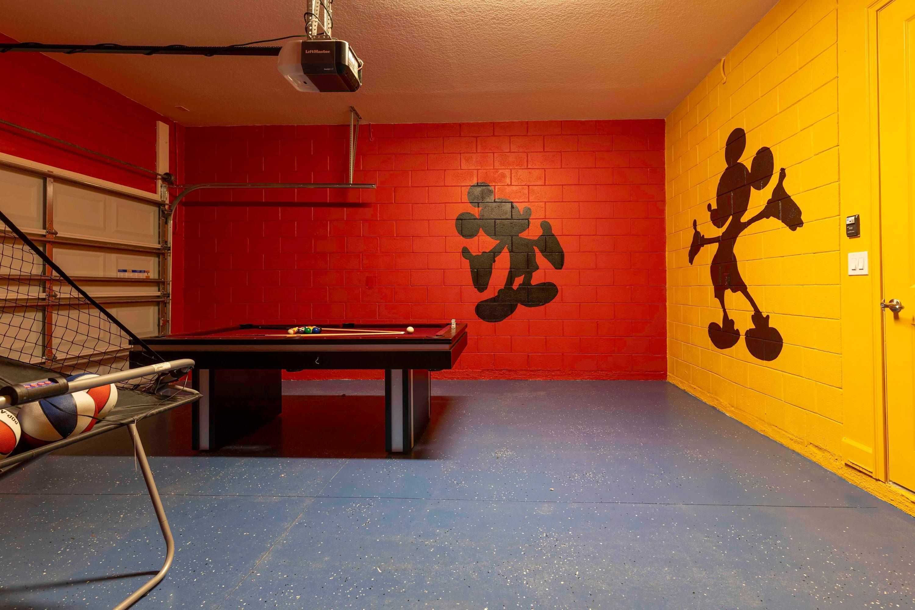 Una mesa de billar con un soporte para tacos y bolas, una pared de ladrillo rojo y una puerta amarilla.