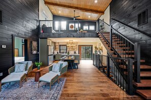 Suite - Game Room-hot Tub-10 Mins to Downtown Gatlinburg (Gatlinburg)