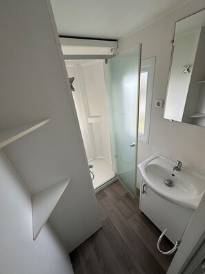 Shower, hair dryer, toilet paper