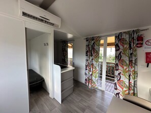 Interior - Bungalow 4/6 persons 15min from the beach and Montpellier (Lattes)