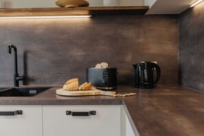 KylskÄp, diskmaskin, kaffe- och tebryggare och brödrost