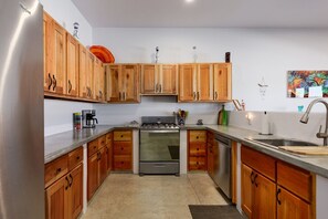 Réfrigérateur, micro-ondes, plaque de cuisson, lave-vaisselle