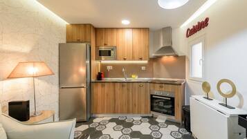 Een koelkast, een microgolfoven, een oven, een vaatwasser