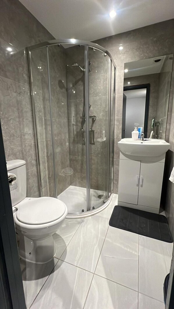 Studio | Salle de bain | Douche, séchoir à cheveux, serviettes fournies, papier de toilette