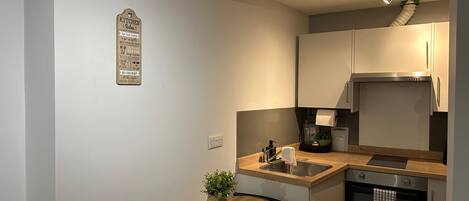 Studio | Dapur pribadi | Lemari es, microwave, oven, dan kompor