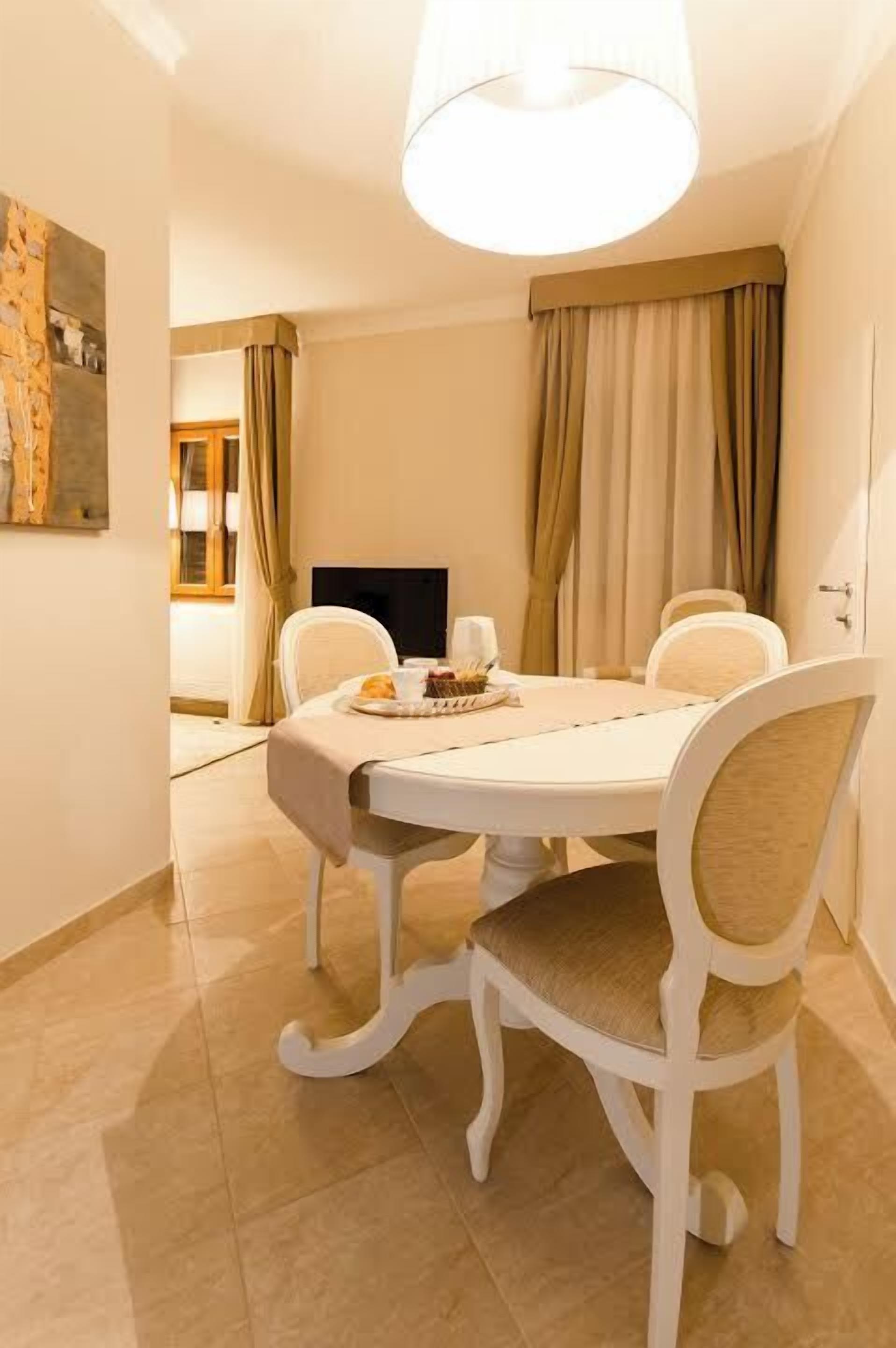 Premium bedding, in-room safe, iron/ironing board