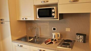 Loft | Cocina privada | Refrigerador, microondas, tetera eléctrica y periquera
