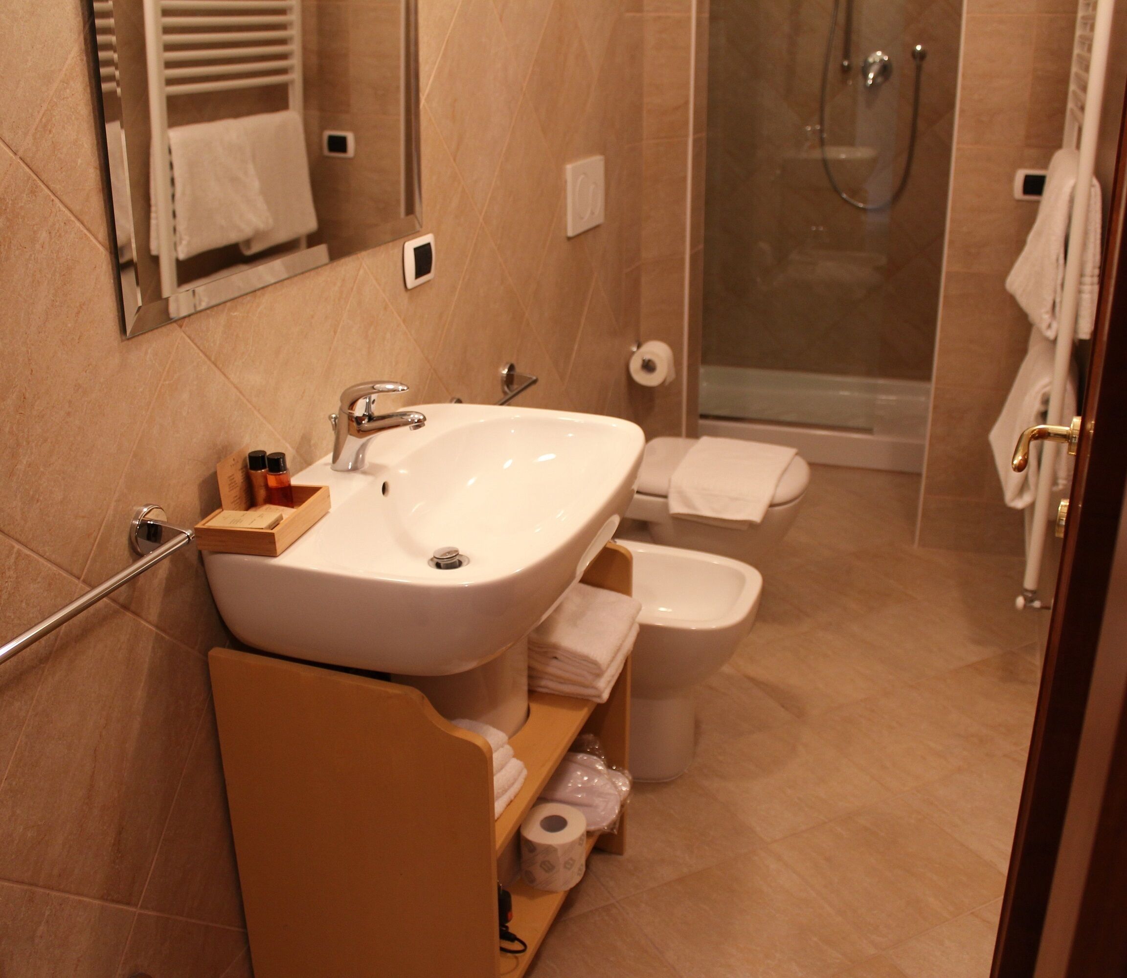 Ein modernes Badezimmer mit einem großen Waschbecken, einer Toilette und einer Dusche.