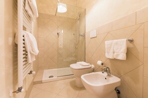 Familie appartement | Badkamer | Een douche, gratis toiletartikelen, een haardroger, pantoffels