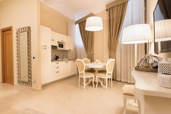 Family Apartment | Private kitchen | Fridge, microwave, electric kettle, highchair - Residenza Marchesi Pontenani (Florence)